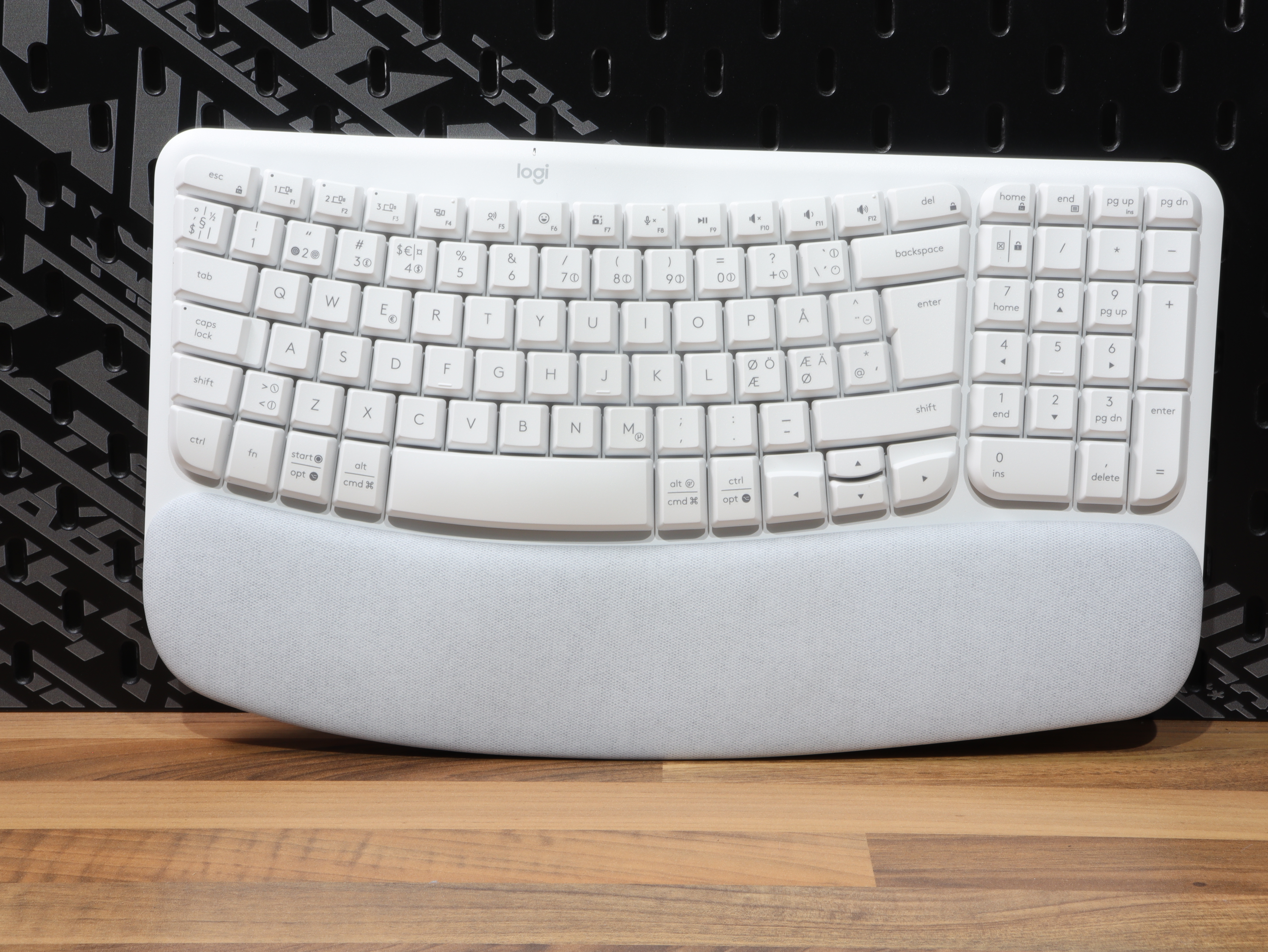 Waves CO2-neutral ergonomic lodging comfort Logitech keys keyboard multiOS options+ multifunction.JPG